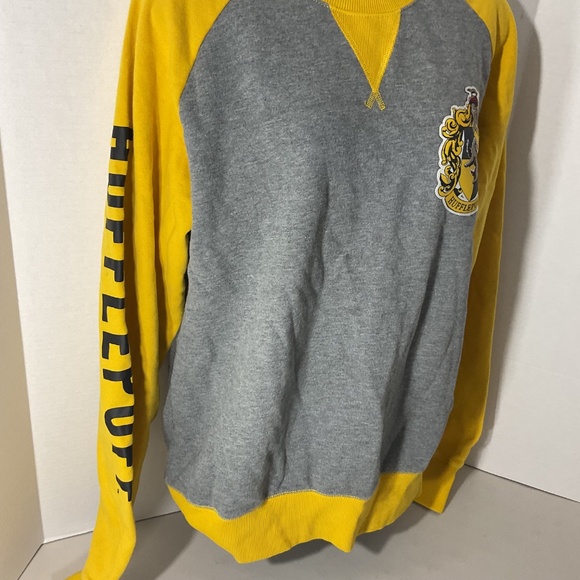 The Wizarding World Hufflepuff Gray Yellow Hogwarts Pullover Sweater Size Medium - Picture 7 of 8
